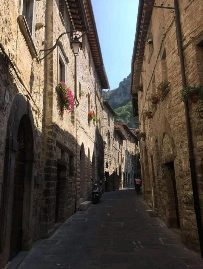 La Dimora Di Pietra Leilighet Gubbio Eksteriør bilde